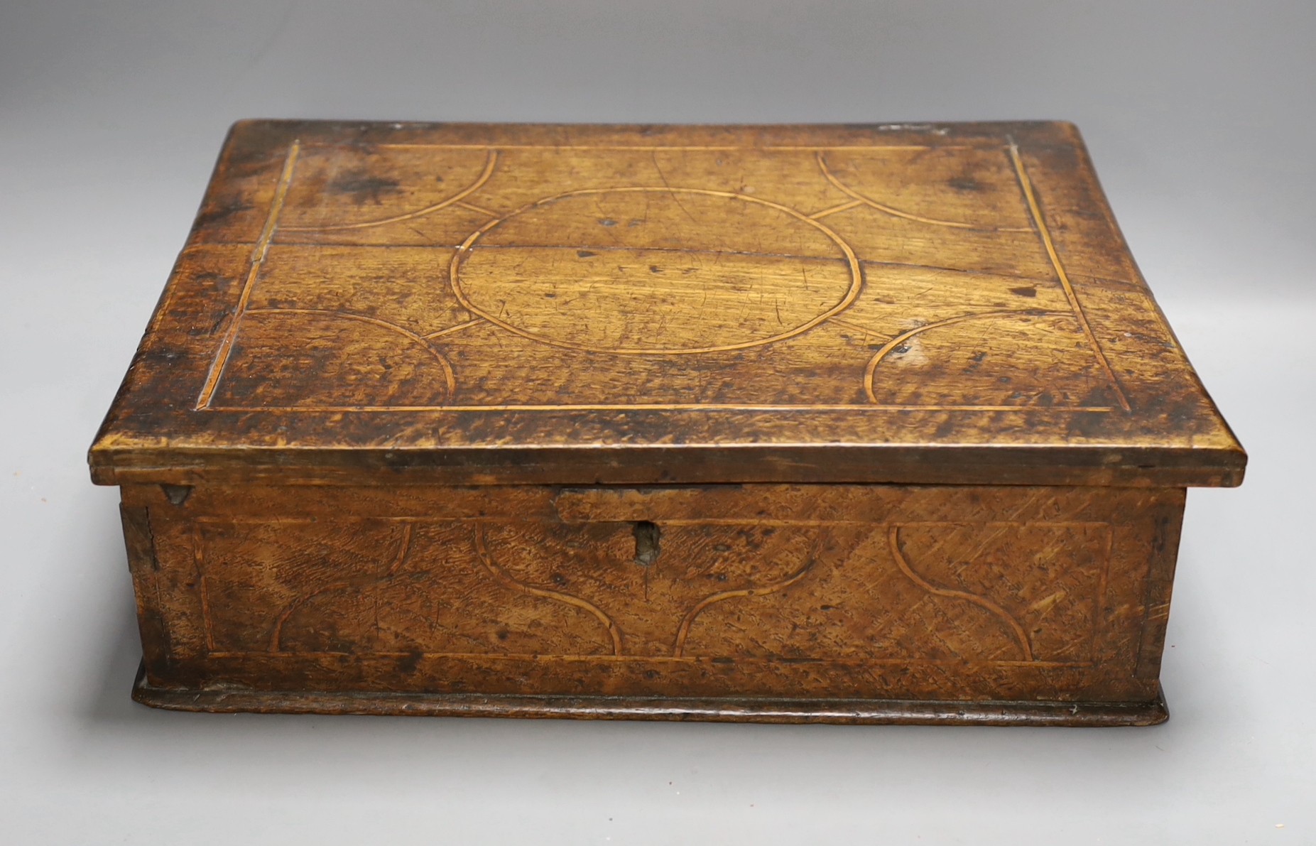 A 17th / early 18th century inlaid oak bible box 39.5cm